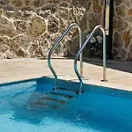 Three Bedroom With Pool Drniš