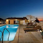 Three Bedroom With Pool Casa de Férias Drniš