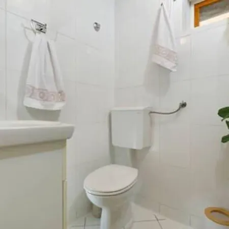 Three Bedroom With Pool Drniš