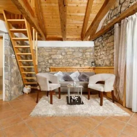 Three Bedroom With Pool 度假居 Drniš