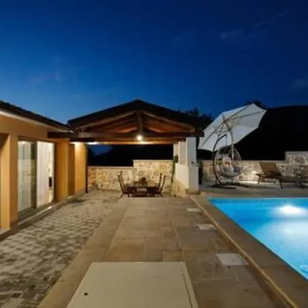 Three Bedroom With Pool Drniš