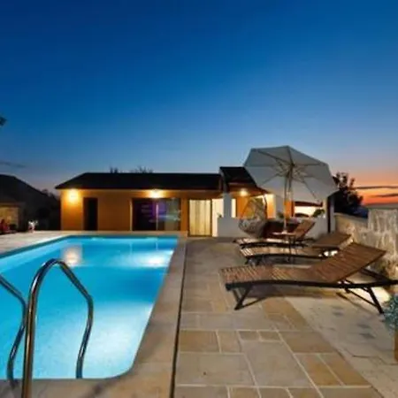 Prázdninový dům Three Bedroom With Pool