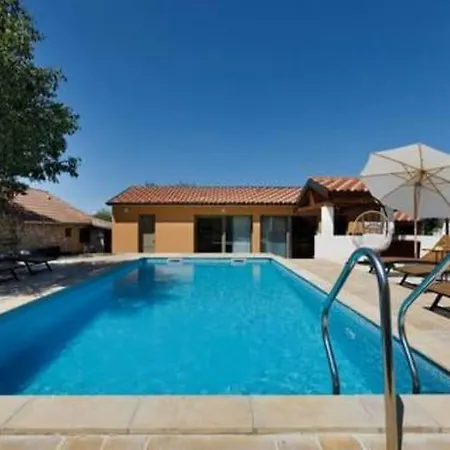 Prázdninový dům Three Bedroom With Pool Trbounje