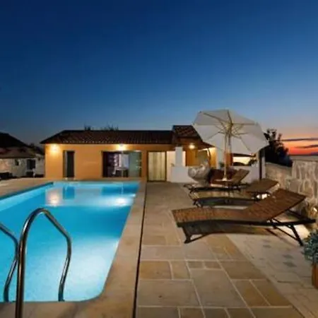 Three Bedroom With Pool Feriehus Drniš