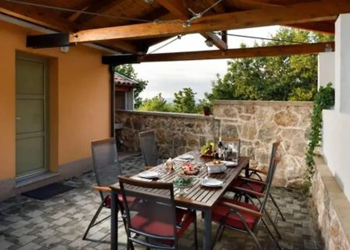 Three Bedroom With Pool Drniš