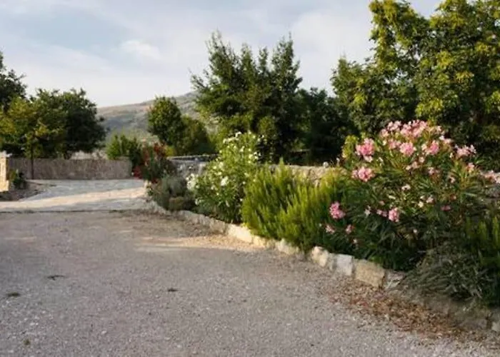 Three Bedroom With Pool Drniš