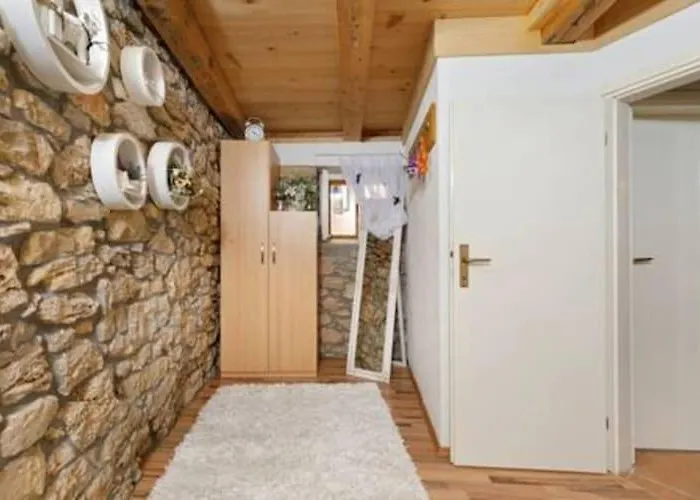 Three Bedroom With Pool 度假居 Drniš