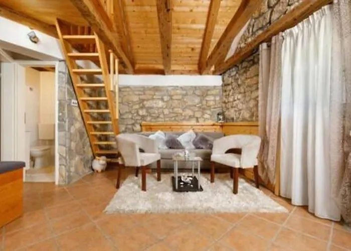 Three Bedroom With Pool 度假居 Drniš