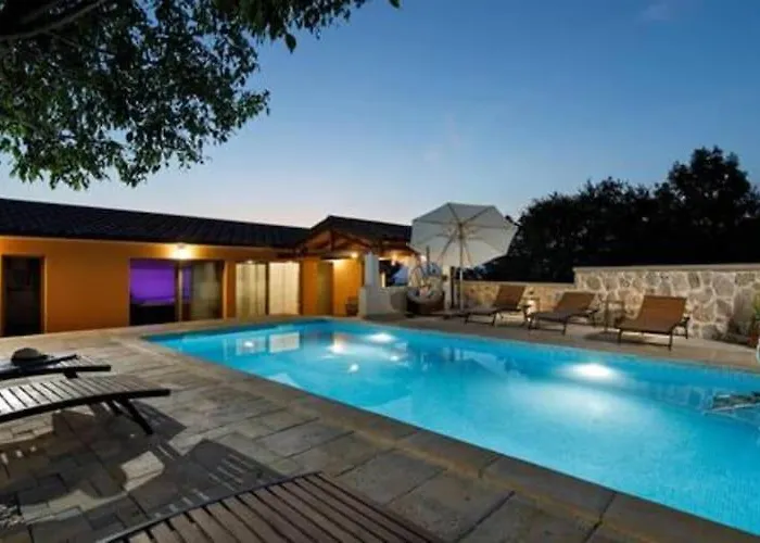 Three Bedroom With Pool 度假居 Drniš