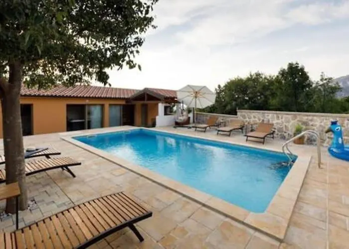 Three Bedroom With Pool 度假居 Drniš