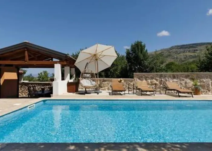 Three Bedroom With Pool 度假居