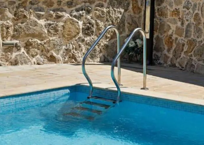 Three Bedroom With Pool Drniš