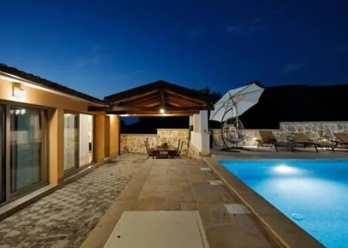 Three Bedroom With Pool Drniš