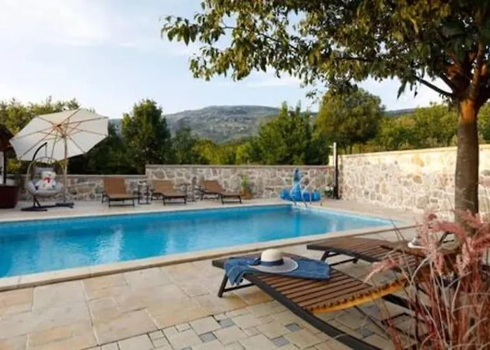 Three Bedroom With Pool 度假居 Drniš