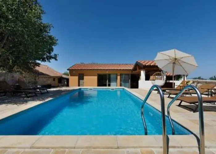 度假居 Three Bedroom With Pool Drniš