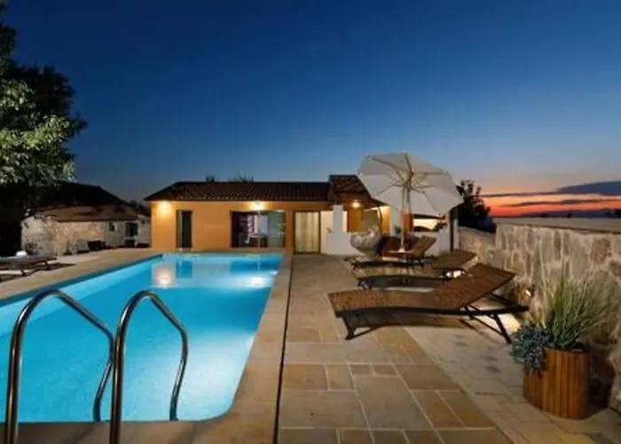 Three Bedroom With Pool 度假居 Drniš